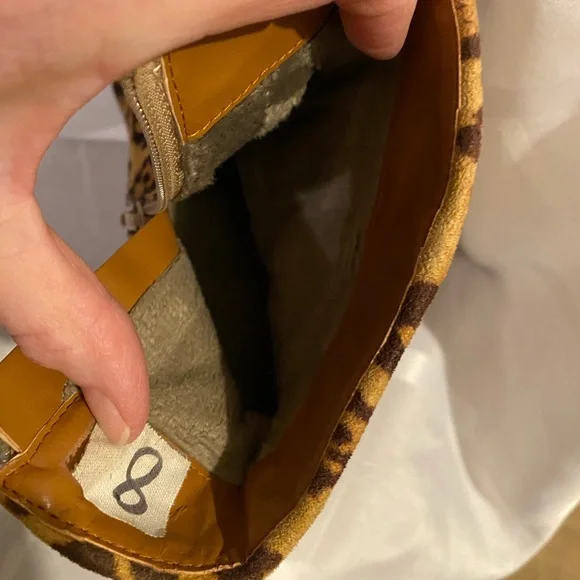 Leopard Platform Ankle Boots. Faux fur lining. Inside side zipper. Size 8 - Picture 8 of 8